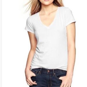 GAP The Essential V-Neck Tee